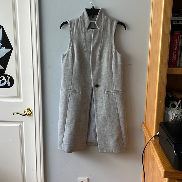 Light gray vest - Picture 1 of 6